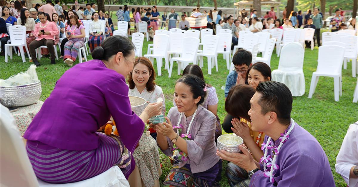 คณะพยาบาลศาสตร์ มหาวิทยาลัยพะเยา เข้าร่วมพิธีสระเกล้าดำหัวอธิการบดีและผู้อาวุโส เนื่องในโอกาสประเพณีสงกรานต์ มหาวิทยาลัยพะเยา ประจำปี 2568