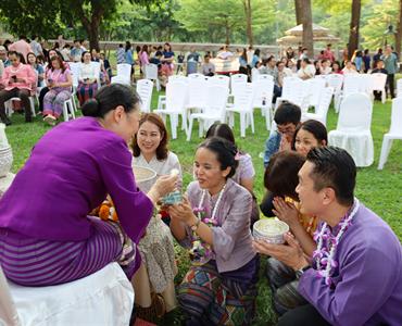 พิธีสระเกล้าดำหัวอธิการบดีและผู้อาวุโส เนื่องในโอกาสประเพณีสงกรานต์ มหาวิทยาลัยพะเยา ประจำปี 2568